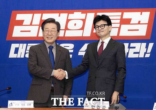 여당은 '운동권 심판론'을, 야당은 '정권 심판론'을 내세우며 설 밥상머리 민심 잡기에 열을 올리고 있다. /배정한 기자