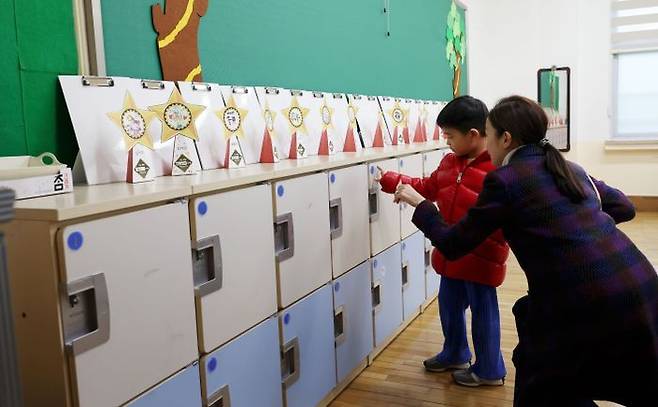 서울 서초구 원명초등학교에서 입학을 앞둔 어린이와 학부모가 교실을 둘러보고 있다.ⓒ뉴시스