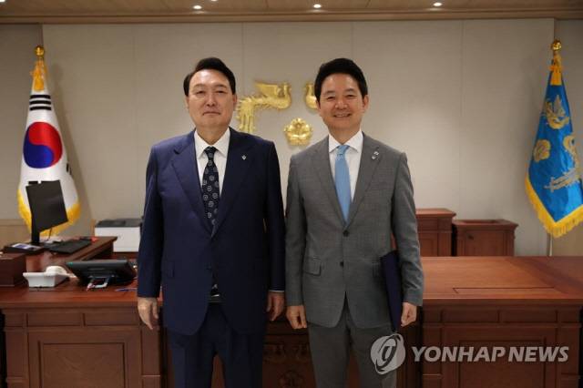 윤석열 대통령과 장성민 전 미래전략기획관. 연합뉴스