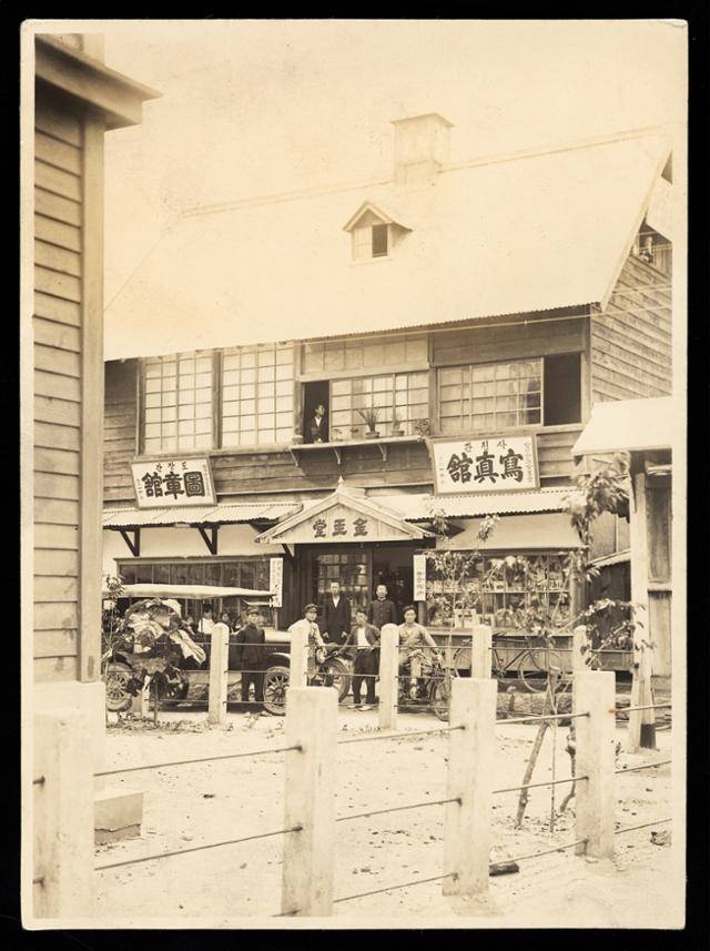 공평동 금옥당 사진관(1920년 이후 추정). 무라카미 덴코 촬영. 서울역사박물관 제공