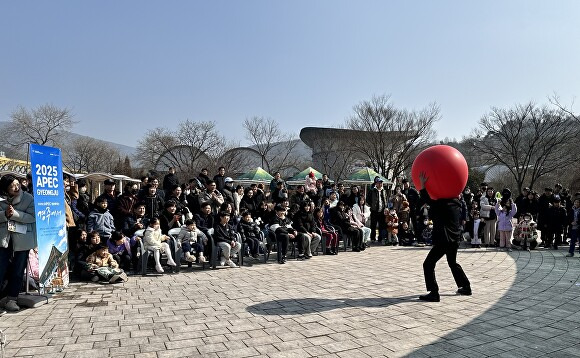 경주 엑스포대공원을 찾은 관람객들이 마술쇼를 보고 있다. [사진=경북문화관광공사]