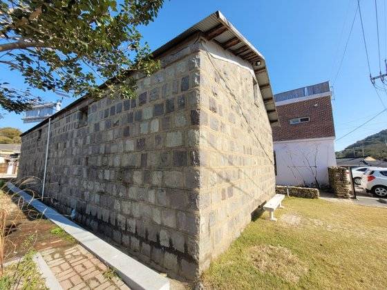 경남 남해군 삼동면 시문마을에 있는 돌창고. 큐브형으로 깎은 돌은 하나씩 쌓아 만들었다. 창고 벽면에 청색을 띄는 화강암이 '청돌'이다. 안대훈 기자