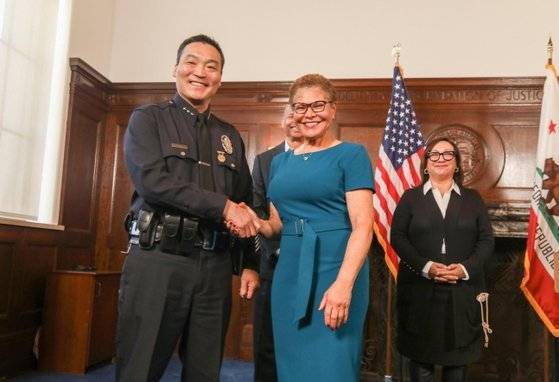 미국 서부 최대 도시인 로스앤젤레스(LA)의 임시 경찰 국장이 된 도미닉 최(왼쪽)과 캐런 배스 LA 시장. 역대 최초 한국계 미국인 경찰 국장이다. 캐런 배스 LA 시장실(Mayor of Los Angeles office) 제공, 연합뉴스