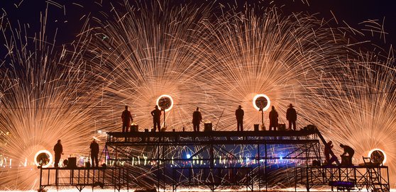 10일 중국 북부 허베이성 탕산에서 민속 예술가들이 용철 불꽃놀이를 펼치는 모습. 신화통신=연합뉴스