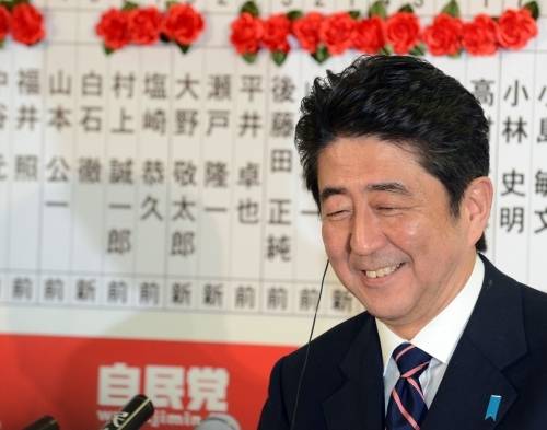지난 2009년 3년3개월 만에 정권 탈환에 성공한 뒤 아베신조 당시 자민당 총재가 미소 짓고 있다. [신화 연합뉴스]