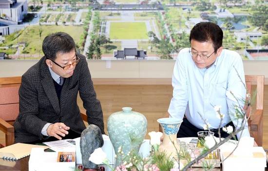 남한권(왼쪽)울른군수가 이철우 경북지사에게 울릉,독도특별법제정 관련 종합발전계획 수립 정책안 을 건의하고 있다(울릉군 제공)