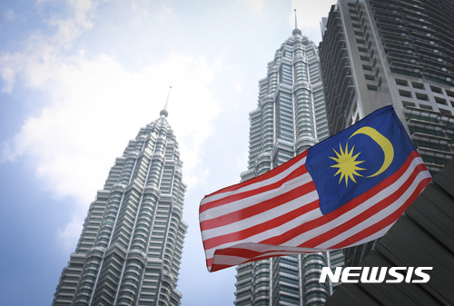 [쿠알라룸푸르=AP/뉴시스]말레이시아 수도 쿠알라룸푸르의 페트로나스 트윈 타워 주변에 말레이시아 국기 모습. (사진은 기사 내용과 관련이 없습니다.) 2017.08.09
