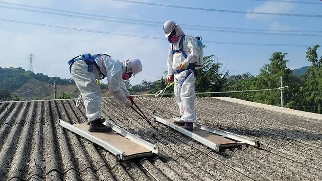 [울산=뉴시스] 슬레이트 지붕 철거작업 현장. (사진=뉴시스DB). photo@newsis.com *재판매 및 DB 금지