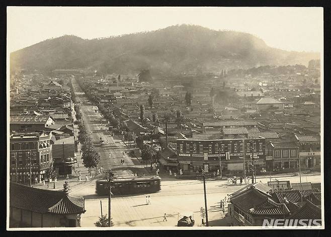 [서울=뉴시스] 최동준 기자 = 서울역사박물관은 12일 학술총서19 '미국 의회도서관 소장 서울 사진: 네 개의 시선'을 발간했다. 제1장 '조지 C. 포크 컬렉션', 제2장 프랭크 G. 카펜터 컬렉션', 제3장 '무라카미 텐코 컬렉션', 제4장 뉴욕 월드 저널 트리뷴의 사진을 엄선해 담았다. 사진은 일제강점기 시절 종로 3가에서 바라본 남산 일대 시가지 모습. (사진=서울역사박물관 제공) 2024.02.12. photo@newsis.com