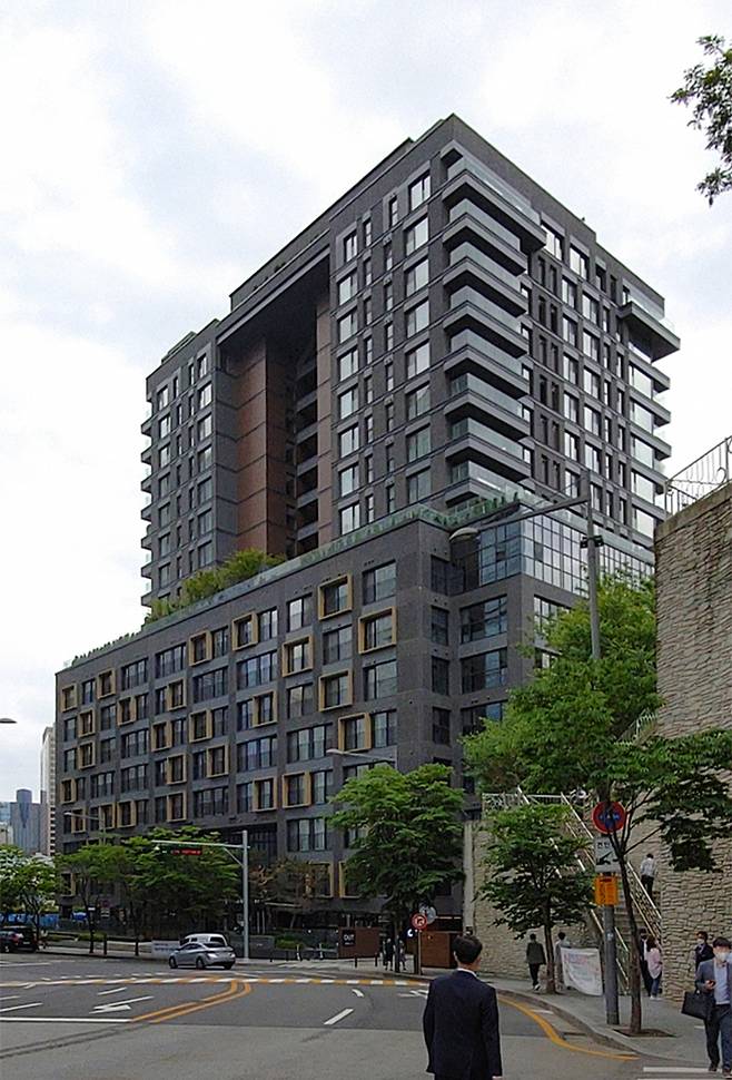 덕수궁 디팰리스는 이름을 세 번이나 바꾸는 우여곡절 끝에 사업이 시작된 지 27년, 공사가 중단된 지 17년 만에 준공됐다. 평면을 비롯해 외관까지 바뀐 디팰리스는 이제 탁월한 입지를 통해 그 주변과 정동에 변화를 꾀하고 있다.