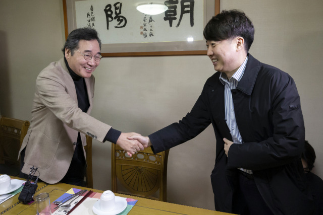 개혁신당의 이낙연(왼쪽)·이준석 공동대표가 11일 오후 서울 종로구의 한 식당에서 열린 1차 개혁신당 임시 지도부 회의에서 악수하고 있다. 연합뉴스