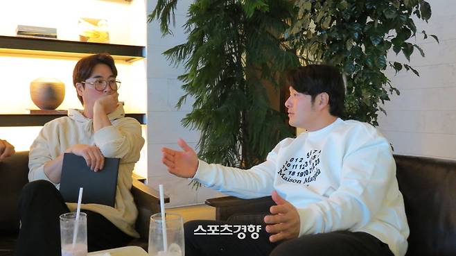 KT 박병호(오른쪽)가 스포츠경향와 인터뷰 중 이야기 하자 우규민이 듣고 있다. 기장 | 김은진 기자