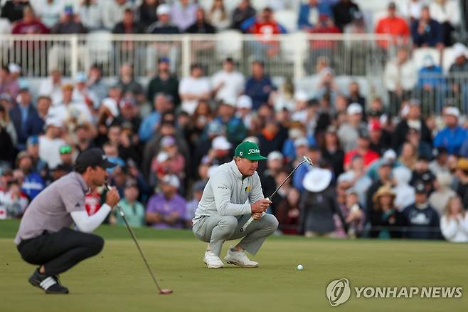 2차 연장전에서 퍼트를 준비하는 테일러(왼쪽)와 호프먼 [게티이미지/AFP=연합뉴스]