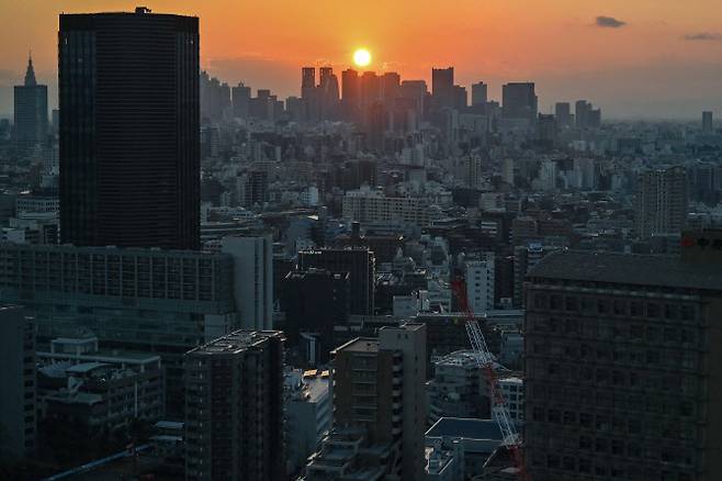 10일(현지시간) 일본 도쿄 중심부 신주쿠의 고층빌딩 뒤로 해가 지고 있다.(사진=AFP)