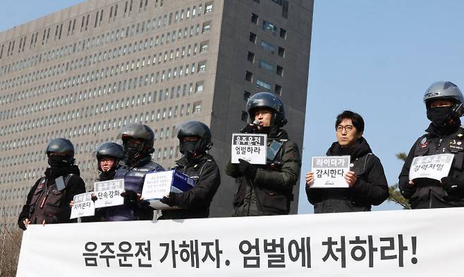 13일 오전 서초구 서울중앙지방검찰청 앞 삼거리에서 열린 배달라이더 및 시민 1500명 음주운전 가해자 엄벌 촉구 탄원서 접수 기자회견에서 구교현 라이더유니온 위원장이 발언하고 있다. (사진=연합뉴스)