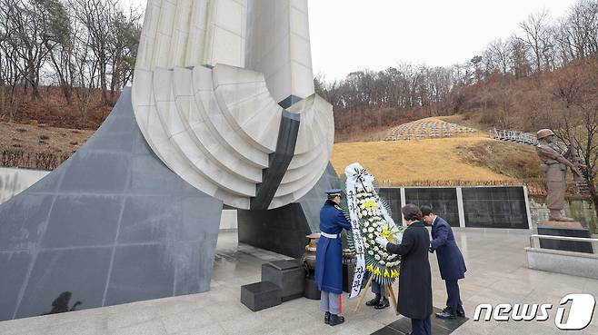 강정애 국가보훈부 장관이 5일 오전 경기도 이천시 국립이천호국원을 참배, 헌화하고 있다. (국가보훈부 제공) 2024.2.5/뉴스1