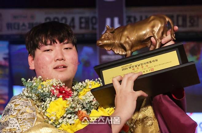 개인통산 5번째 황소트로피를 들어올린 최성민. 대한씨름협회