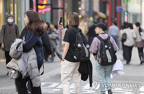 포근한 날씨를 보인 13일 오후 가벼운 옷차림의 외국인들이 서울 명동 거리를 지나고 있다. [연합뉴스]