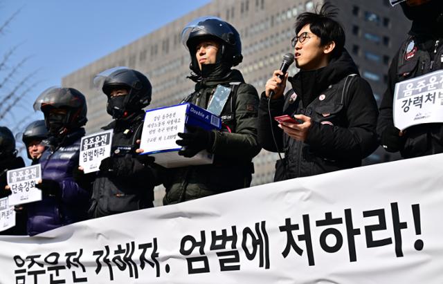 13일 서울 서초구 서울중앙지검 후문 앞에서 민주노총 공공운수노조 라이더유니온 지부가 강남 음주운전 가해자에 대한 엄정 수사 및 엄벌을 촉구하는 탄원서 1500장을 접수하기 전 기자회견을 열고 있다. 지난 3일 서울 강남에서 20대 여성이 외제차를 몰다가 50대 오토바이 배달원을 치여 숨지게 하는 사고가 발생했다. 최주연 기자