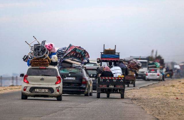 가자지구 최남단 라파로 내몰렸던 팔레스타인 주민들이 12일 다시 이곳을 떠나고 있다. 가자=EPA 연합뉴스
