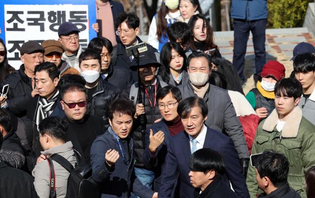 조국 전 법무부 장관이 13일 오후 부산 중구 민주공원을 방문, 넋기림마당(추념의장)을 참배한 뒤 기자회견 장소로 이동하고 있다. 부산=뉴시스