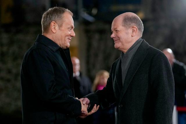 도날트 투스크(왼쪽) 폴란드 총리가 12일 독일 베를린에서 올라프 숄츠 독일 총리를 만나 악수하고 있다. 베를린=AP 연합뉴스