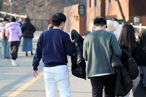 서울 중구 남산에서 시민들이 겉옷을 벗어 손에 들고 산책하고 있다. [사진=뉴시스]