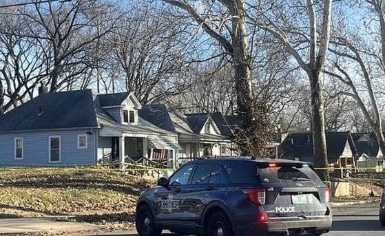 신고를 받고 출동한 경찰은 현장에서 신체 여러 부위에 열상을 입은 아기와 함께 불에 녹은 아기 옷과 기저귀, 탄 자국이 남아있는 아기 담요 등을 발견했다. 사진 방송화면 캡처