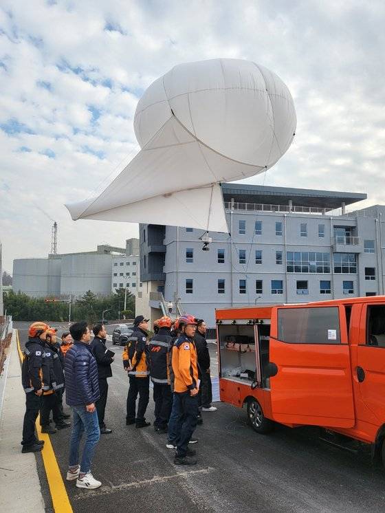 울산 하늘에서 화재 등 재난 감시를 하는 계류형 비행선. 사진 울산소방본부