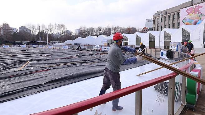 13일 오후 서울광장에서 전날 폐장한 스케이트장 철거작업이 이뤄지고 있다. 연합뉴스