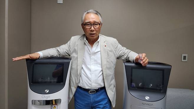 김종원 원텍 회장이 판교 R&D센터에서 올리지오를 설명하고 있다.  /최형창 기자