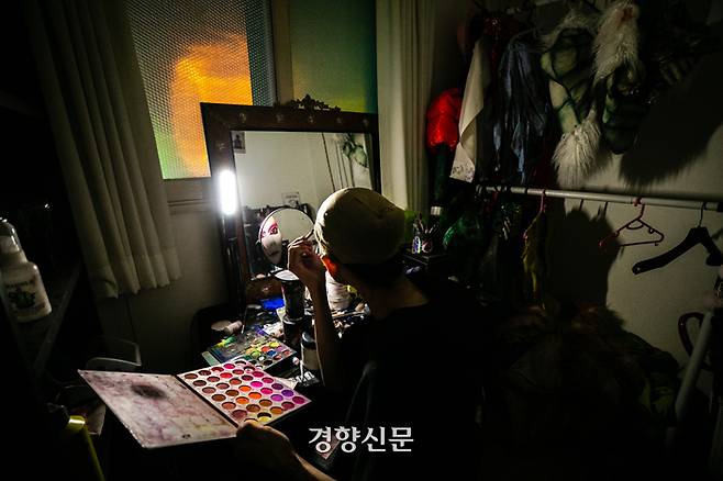 트랜스 여성으로 정체화한 드랙 아티스트 호소가 지난해 12월23일 자택에서 드랙 공연을 준비하고 있다. 소외된 존재인 요괴에 동질감을 느껴 호러물의 열렬한 팬이 된 ‘호러 소년’(호소), 암환자로서 겪은 트라우마(테라토마·여러 종류의 세포와 조직들로 이뤄진 종양의 일종)를 조합한 것이 그의 이름이다. 성동훈 기자
