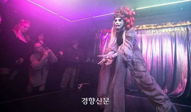 이날 호소가 착용한 의상은 1년 전 자신이 제작한 것이다. 그는 암환자, 성소수자로서 겪은 트라우마를 피눈물이 쏟아지는 퍼포먼스로 표현했다. “꾹꾹 참고 살아왔다”는 그는 항암치료 중에도 한 번도 울지 않다가, 치료 막바지에 우연찮게 터진 눈물에서 해방감을 느꼈다. 성동훈 기자
