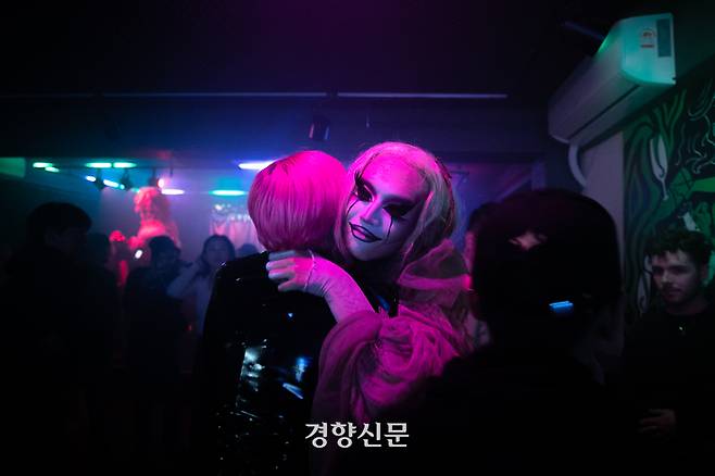 호소가 공연장에서 다른 아티스트와 포옹하고 있다. 그는 “제 드랙을 부정적으로 보는 사람도 굉장히 많다”면서 “사람들이 자신이 생각하는 아름다움, 정상성의 범위가 어떻게 구성돼 있는지 질문할 수 있는 기회가 되면 좋겠다”고 했다. 성동훈 기자