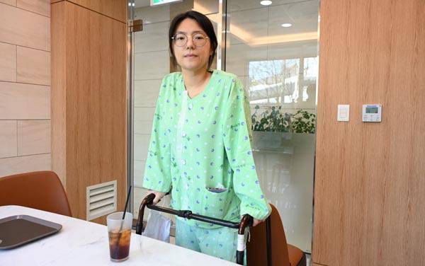 경주 마우나리조트 참사 피해자 장연우(30) 씨가 지난 8일 인천의 한 노인재활요양병원에서 국제신문 취재진과 인터뷰를 하고 있다. 고관절 염증과 엉덩이 피부 괴사로 앉기가 힘든 장 씨는 보행기에 의지한 채 서서 1시간 동안 인터뷰에 응한 뒤 돌발성 통증을 호소해 사진 촬영이 중단되기도 했다.  인천=정지윤 기자