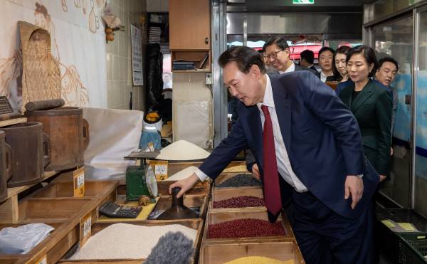 윤석열 대통령이 13일 부산 동래구 동래시장을 방문해 박형준 부산시장과 함께 쌀 가게를 둘러보고 있다. 이원준 기자windstorm@