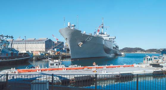 The amphibious command ship USS Blue Ridge (LCC-19) of the U.S. Navy Seventh Fleet docked at the Yokosuka Naval Base in Japan on Dec. 6, 2023. [WOO SANG-JO]