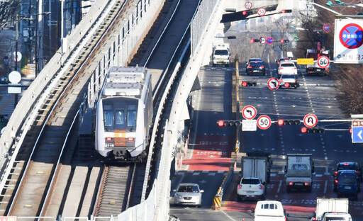 인천의 제21대 국회의원들이 약속한 주요 철도·개발사업들이 사실상 장밋빛 미래만 제시했을 뿐, 대부분 제자리 걸음만 걷는 등 ‘헛 구호’로 전락한 것으로 나타났다. 사진은 인천도시철도(지하철) 2호선 모습. 경기일보DB