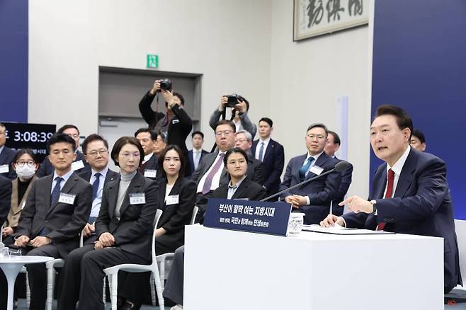 [부산=뉴시스] 조수정 기자 = 윤석열 대통령이 13일 부산시청에서 열린 '국민과 함께하는 민생토론회-열한 번째, 부산이 활짝 여는 지방시대'에서 발언하고 있다. (대통령실통신사진기자단) 2024.02.13.