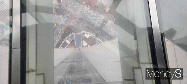 서울스카이 유리 바닥 /사진= 지선우 기자