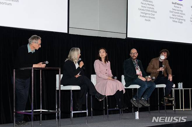 [서울=뉴시스]KT는 세계 최고 수준의 글로벌 AI 연구 기관 '캐나다 벡터 연구소'가 주최한 AI 컨퍼런스 ‘Remarkable 2024’에 아시아 기업 중 유일하게 참석했다고 13일 밝혔다. 사진은 토론토 SRIC에서 열린 Remarkable 2024 패널 토론에 참석한 벡터연구소 제프리 힌튼 교수, 토론토대학교 길리안 헤드필드 교수, KT AI2X 배순민 랩장, 토론토대학교 알란 아스푸루-구직 교수, NextAI 그레이엄 테일러 아카데믹 디렉터(왼쪽부터). (사진=KT 제공)