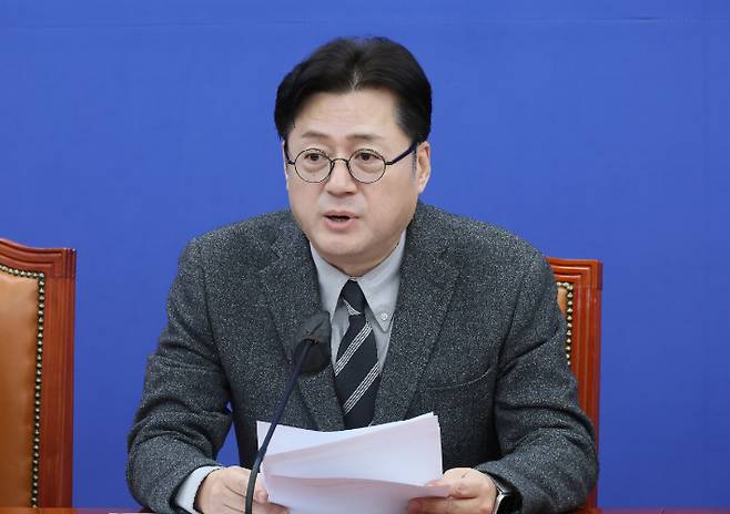 더불어민주당 홍익표 원내대표가 13일 국회에서 열린 원내대책회의에서 발언하고 있다. 연합뉴스