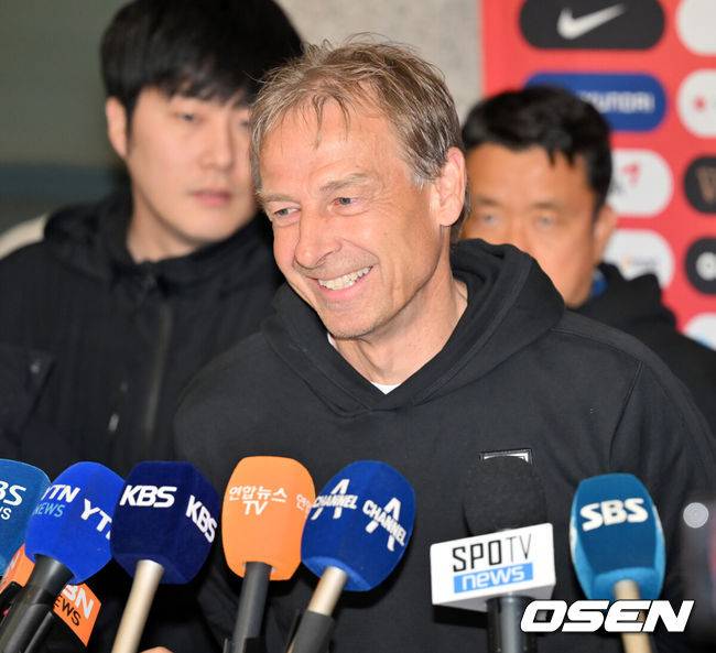 [OSEN=인천공항, 민경훈 기자] 4강에서 요르단에 패하며 2023 카타르 아시안컵 여정을 마무리한 대한민국 축구대표팀이 8일 오후 인천국제공항을 통해 입국했다.클린스만 감독이 입국장에서 기자회견을 하며 미소짓고 있다. 2024.02.08 / rumi@osen.co.kr