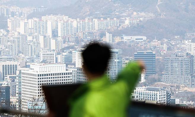 서울 용산구 남산타워에서 바라본 아파트 단지 모습. 뉴스1