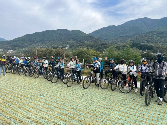 금성초등학교 학생들이 4대강 자전거 투어를 하고 있다.  금성초 제공