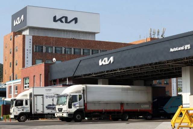 경기도가 기아 오토랜드 광명처럼 그린벨트 지정 전 허가를 받은 공장 50곳에 대한 전수조사에 돌입했다. 서울경제DB