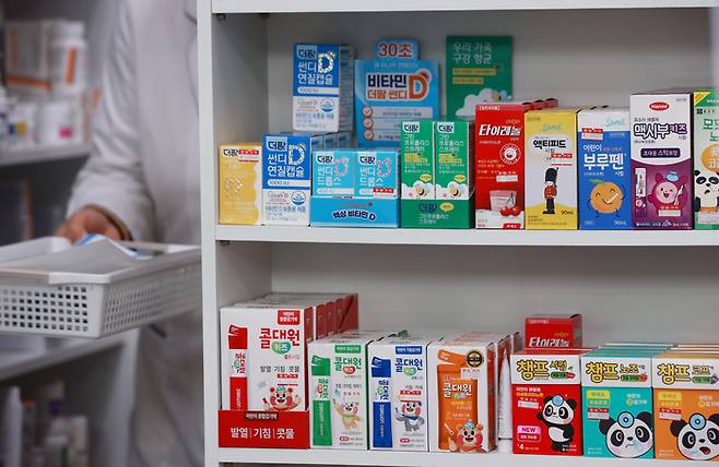 28일 서울 시내 한 약국에 해열제 등이 진열되어 있다. 연합뉴스