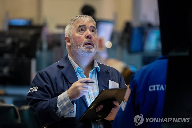 NYSE 입회장에서 일하는 트레이더의 모습 [연합뉴스 자료사진]