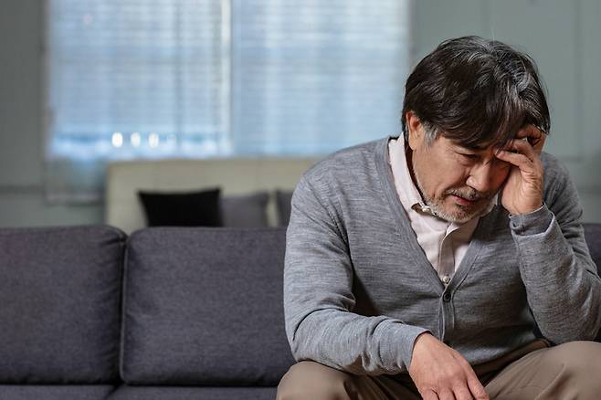 여러 만성질환을 동시에 앓고 있는 남성 노인의 우울증이 여성 대비 심각한 것으로 나타났다. [사진=JV_PHOTO/게티이미지뱅크]