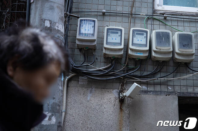 16일 서울시내 한 쪽방촌에 설치된 전력량계 앞으로 시민이 지나고 있다. ⓒ News1 유승관 기자